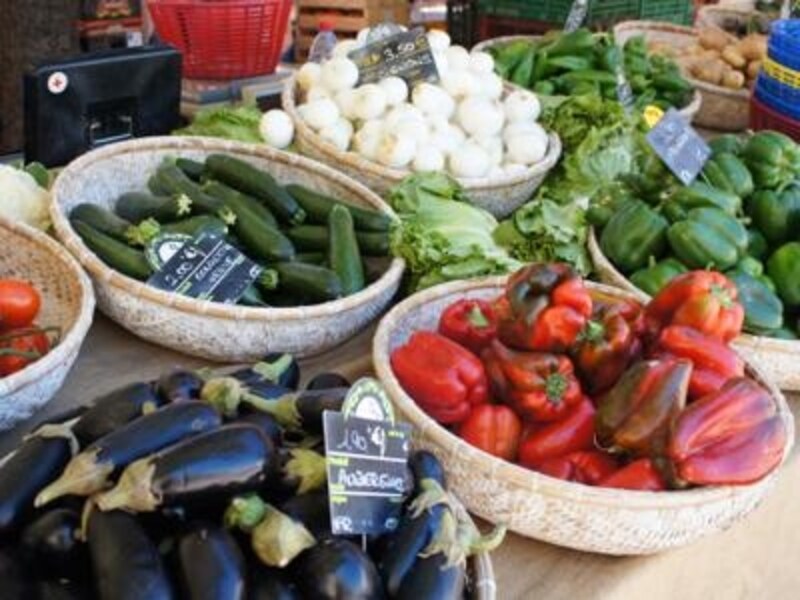 彩り豊かな野菜が豊富。トマトの種類も多く、パリよりイタリアに近い食文化の存在が垣間見える