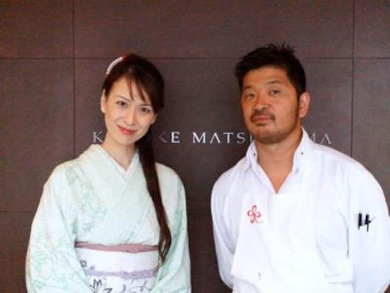 松嶋シェフとご一緒に。コックコートではなく、オリジナルの立ち襟シャツがよくお似合い。フランス文化勲章授章で表彰される程のシェフですが、とても気さくで優しい方です