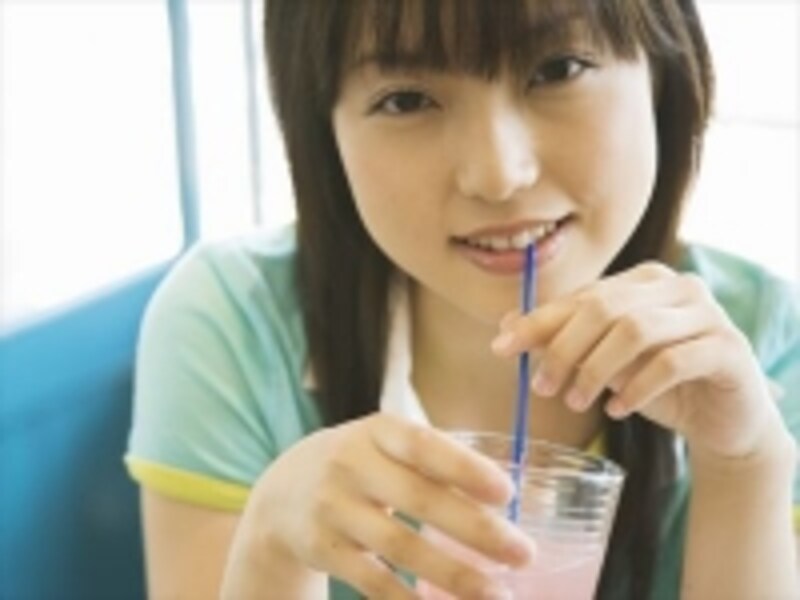 見つめる女性