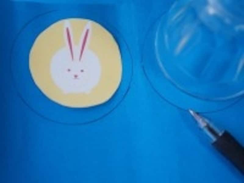 青い画用紙を切り取ります