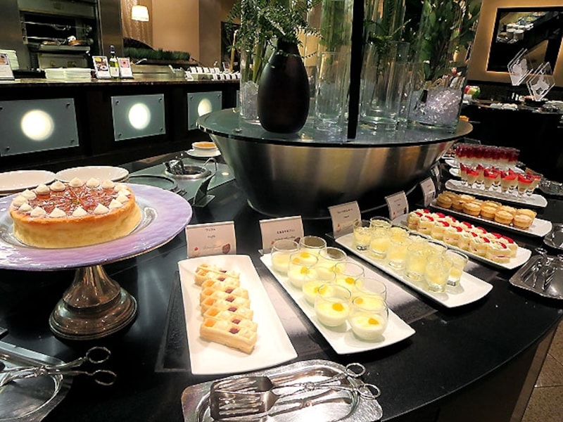 デザートのブッフェ台