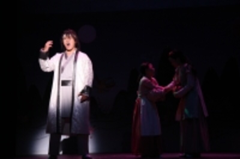 ヘミョン(オ・デファン)の怒りの歌。オ・デファンさんはミュージカル『宮』で来日経験があるそうです。(C)アミューズ