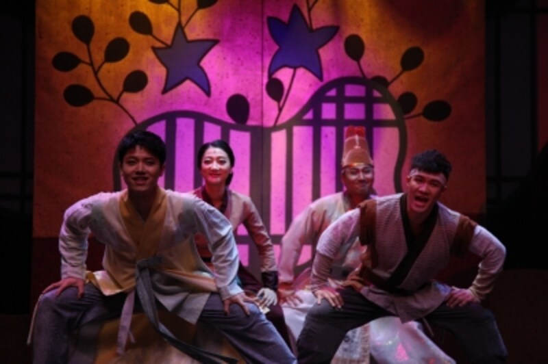 左からソドン王子(チョン・ソンウ)、女官(チェ・ジョンファ)、王(オ・デファン)、ソドンの従者ナミ(ユク・ヒョンウク)。ユク・ヒョンウクさんはThe Convoy Showにも出演経験がある親日家。チェ・ジョンファさんは鼓手ながら女官になったり宿の女将になったりと、舞台にも登場し、芸達者ぶりを発揮。(C)アミューズ