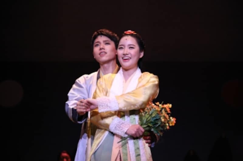 左からソドン王子(チョン・ソンウ）、ソンファ姫(ユン・チョウォン）。チョン・ソンウさんは『スリル・ミー』等に出演の人気俳優。ユン・チョウォンさんは日本でアイドルを目指していたこともあるそう。(C)アミューズ