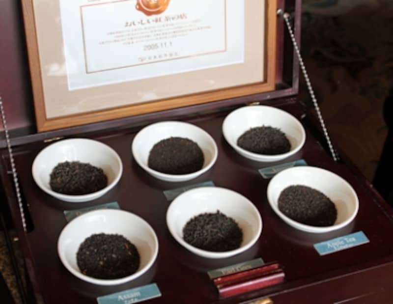 重厚な茶箱に収まった茶葉の見本