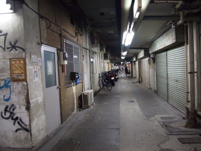 昼間はシャッターを閉めている店が多い