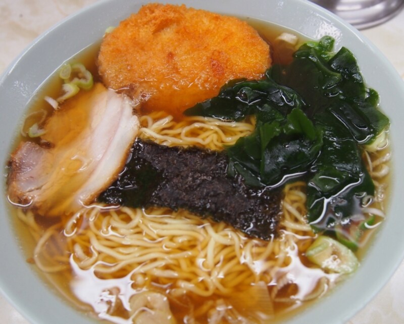 コロッケ以外にもメンチ、わかめ、きつねのトッピングなどがある。