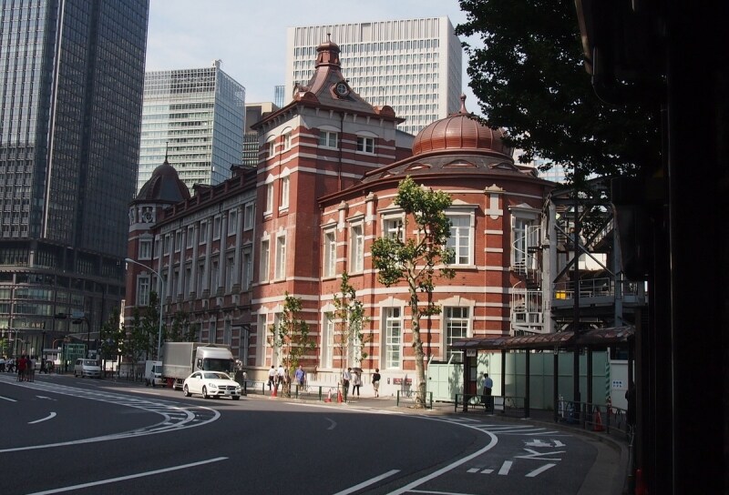 午後の時間、東京駅の駅舎にスポットライトのように陽があたっている