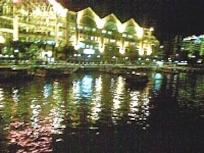 シンガポール川の水面に映ったクラークキーの夜景