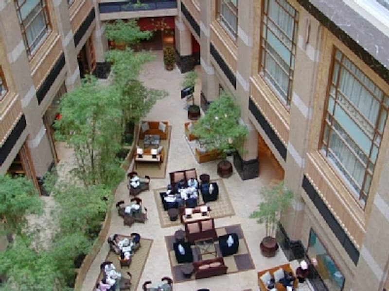 吹き抜けから見下ろしたフラトンホテルのロビー。クラシカルな雰囲気が漂っています。