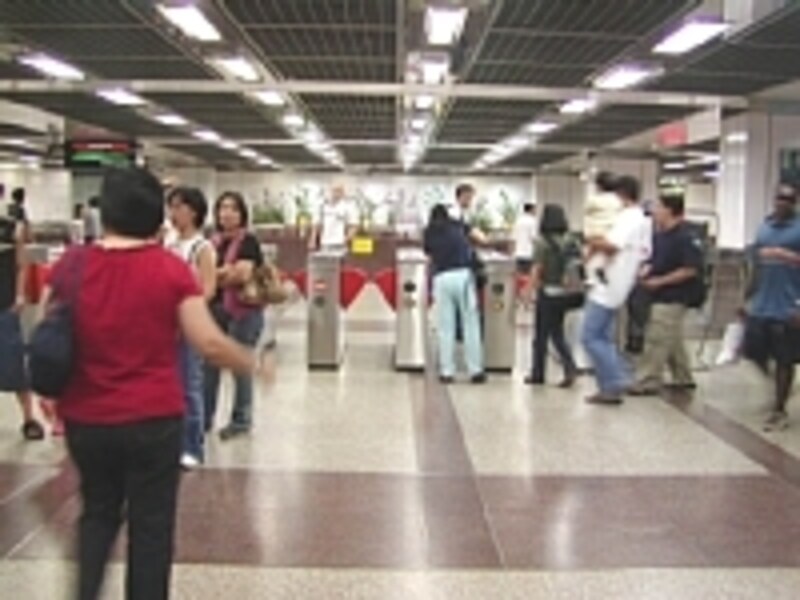 一日中沢山の乗降客が利用するMRTシティホール駅