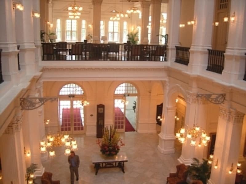 ネオ・ルネッサンス様式のラッフルズホテルの建物は、内部も美しく且つ厳かな雰囲気です。