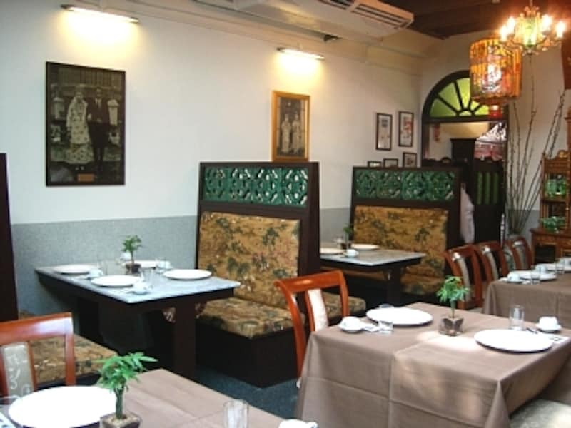 レストランの店内も博物館のように数々の展示品が飾られています