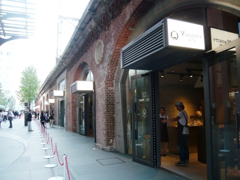 100年前の高架橋内の店舗