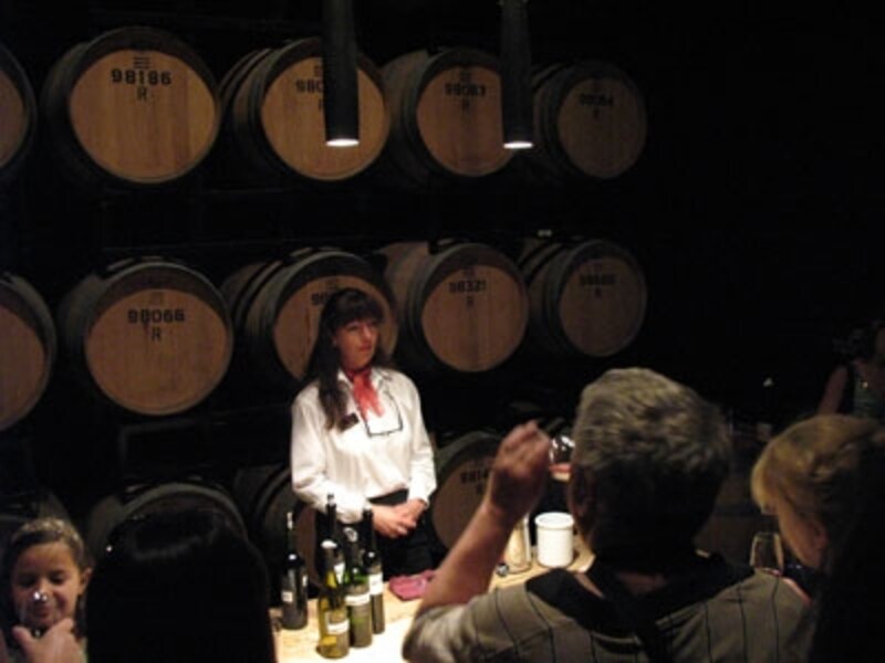 オカナガンのワインの有名どころのひとつ、ミッションヒルでのワイナリー見学ツアーの様子