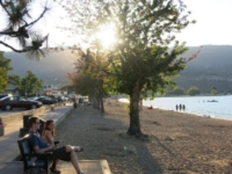 夏は21時くらいまで明るいため、夕暮れ遅くまでたっぷりビーチで遊ぶのも可能