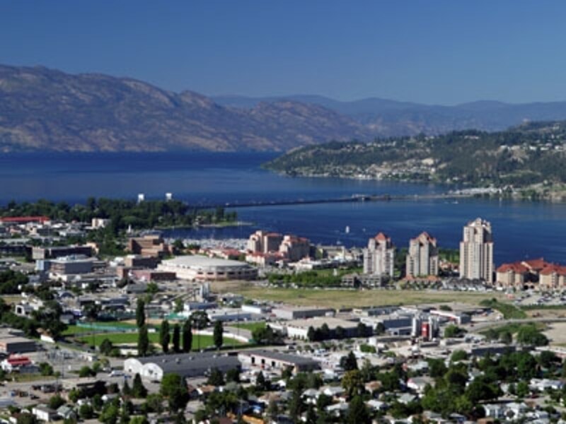 オカナガン・バレーの最大都市ケロウナ。バンクーバー、ビクトリアについで、BC州で3番前に大きな町 (C) Tourism BC/Don Weixl