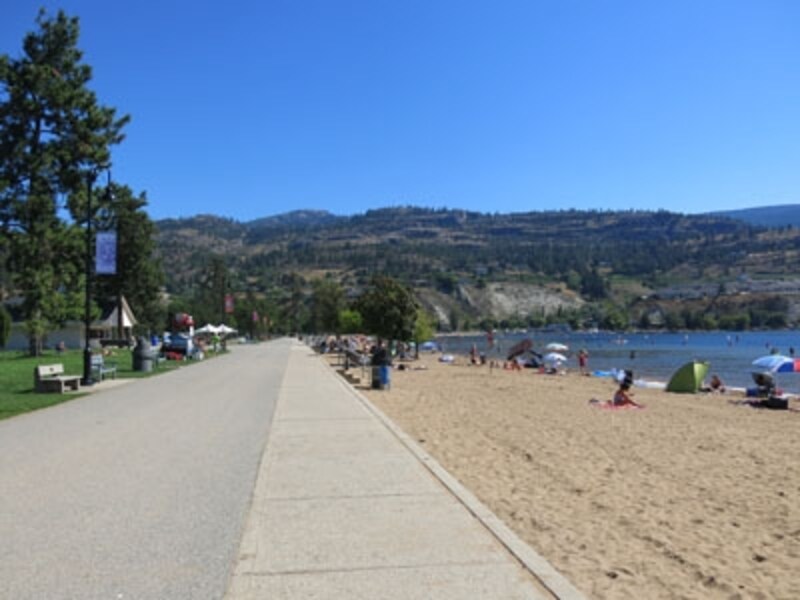 ペンティクトンのビーチ。遠浅のビーチはファミリーにぴったり (C) Blue Works