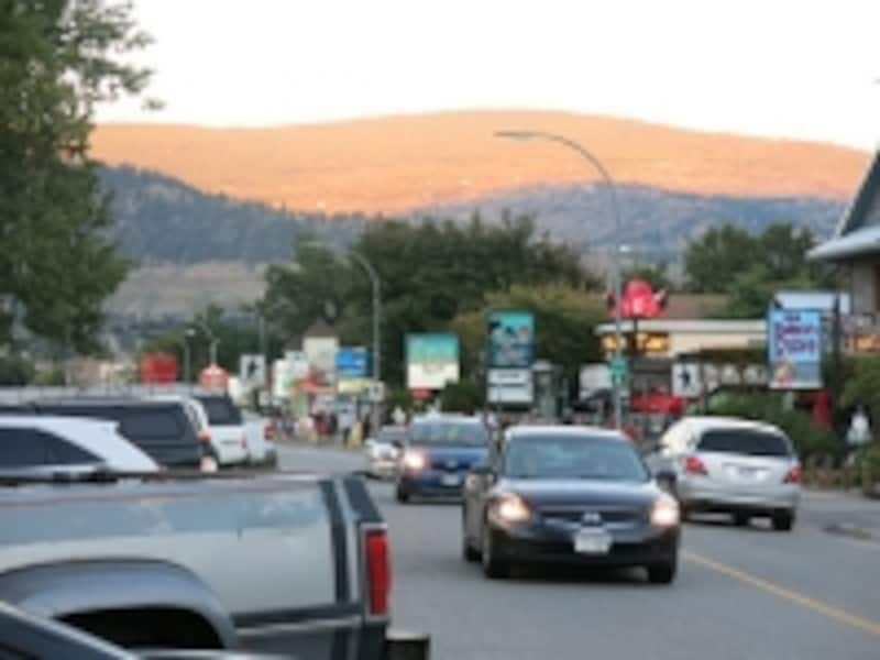 ペンティクトンのビーチ沿いに並ぶホテルとモーテル