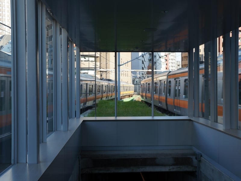 “２０１３プラットホーム”中央線が間近に行き交う不思議な空間の展望デッキ