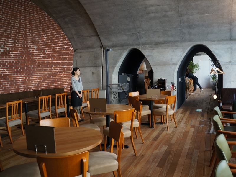 神田川に面したカフェ「フクモリ」