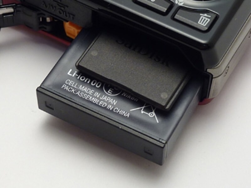 バッテリーはかなり薄型なので、撮影可能枚数は210枚と控えめ。