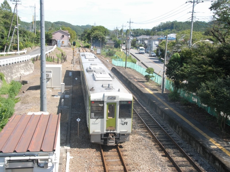 竹沢駅を発車するディーゼルカー
