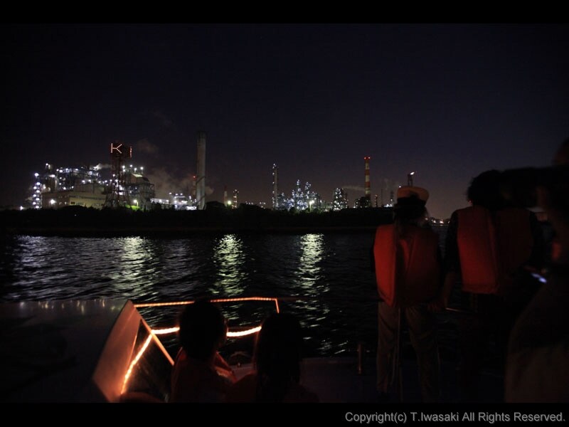 船首からの工場夜景