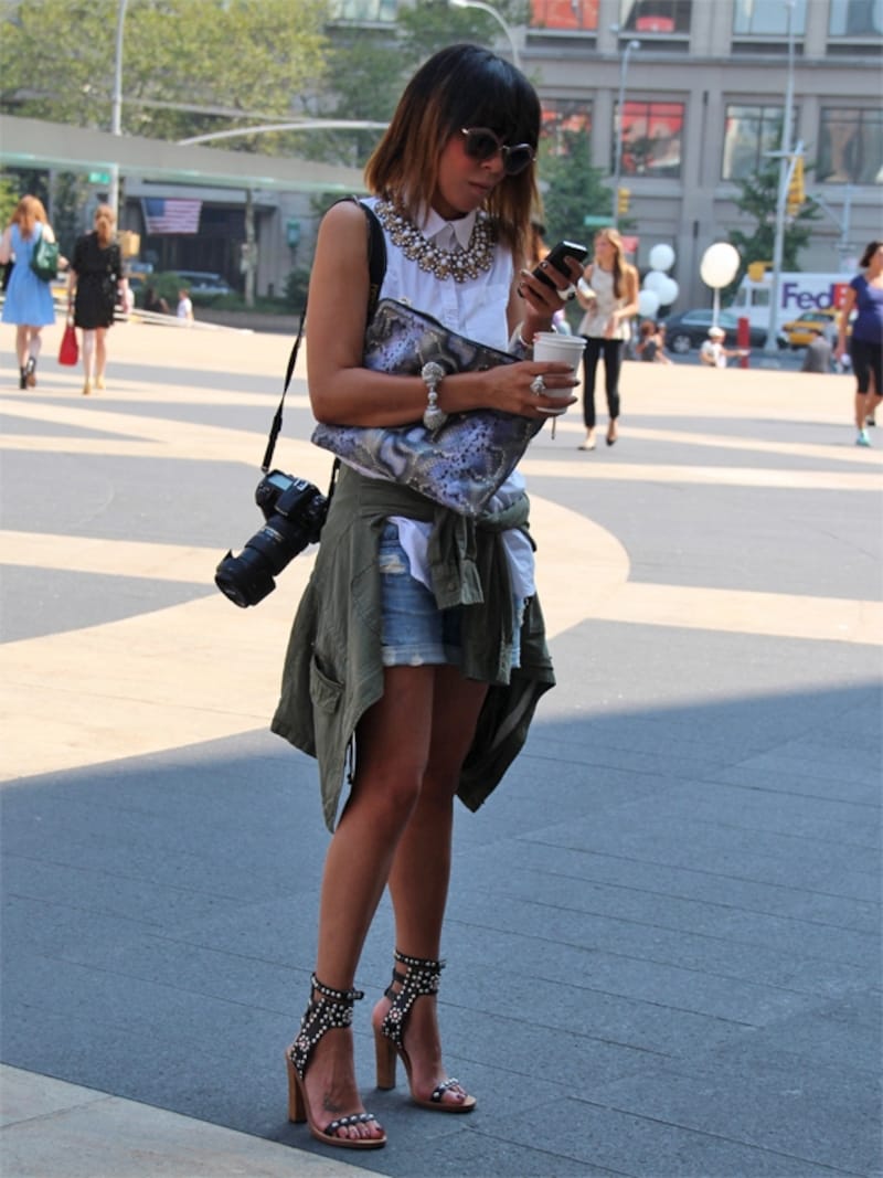 ミリタリージャケットを腰巻き