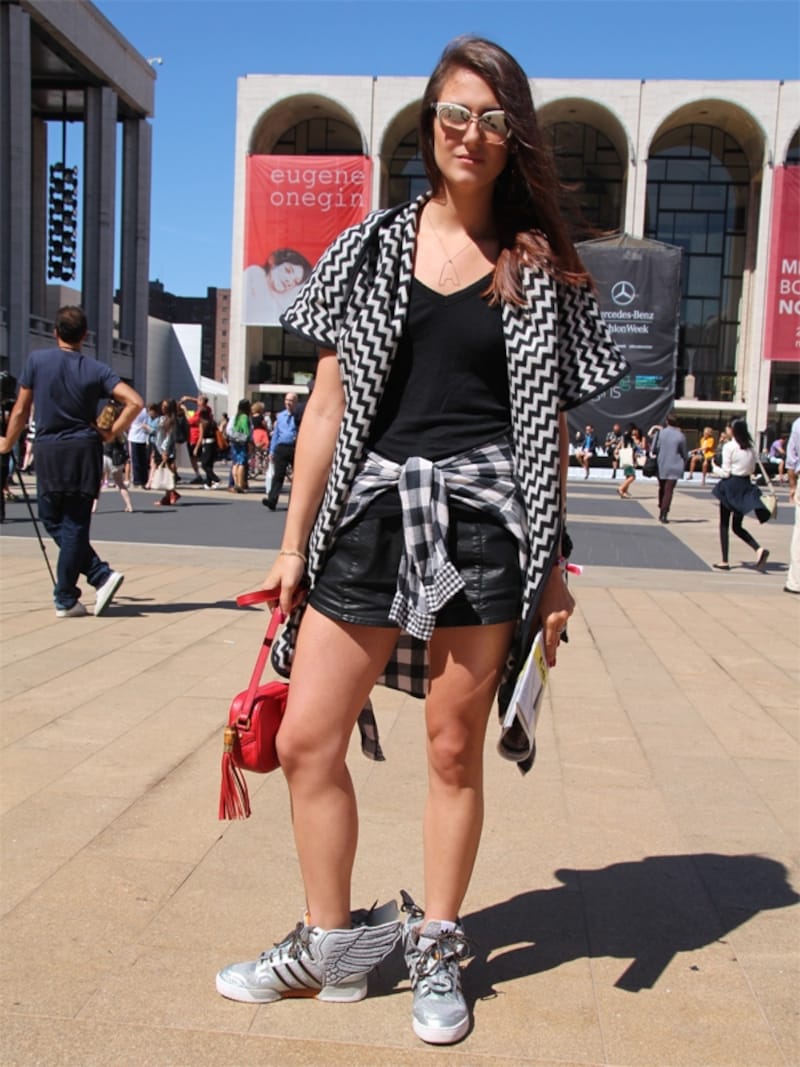 チェック柄シャツを腰巻き