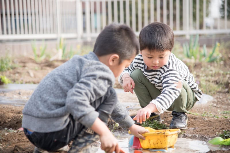 泥汚れ・砂汚れは、普通に洗濯しても落としきれません。まず乾かして、できるだけはたき落としましょう！
