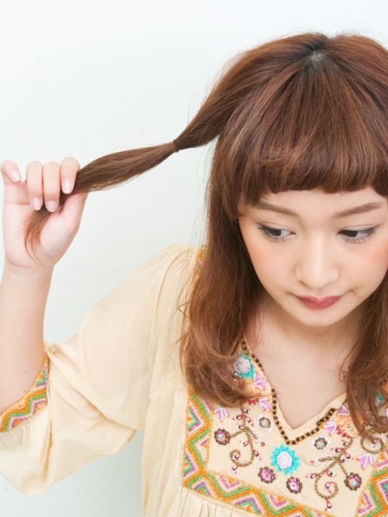 左右の髪を根元から離れた位置で結ぶ