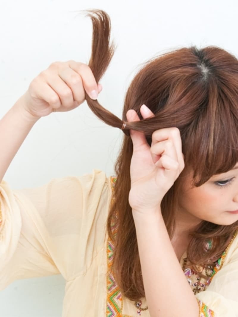 根元に輪っかをつくり毛束を通す