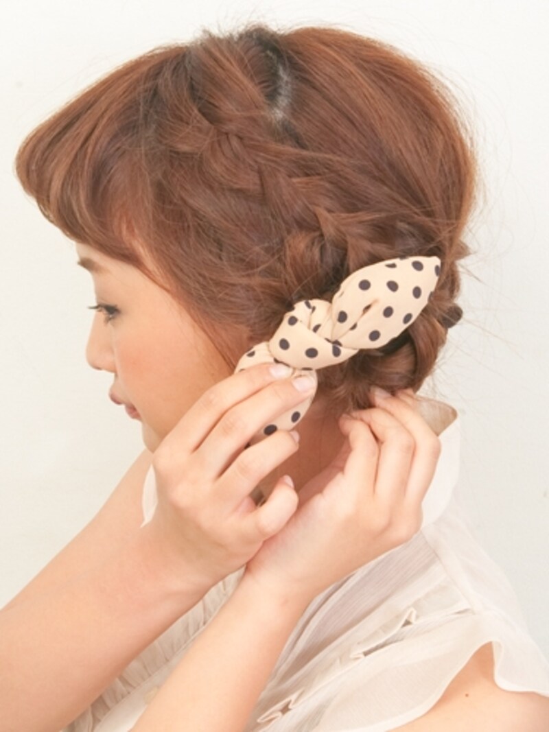 耳後ろにつける