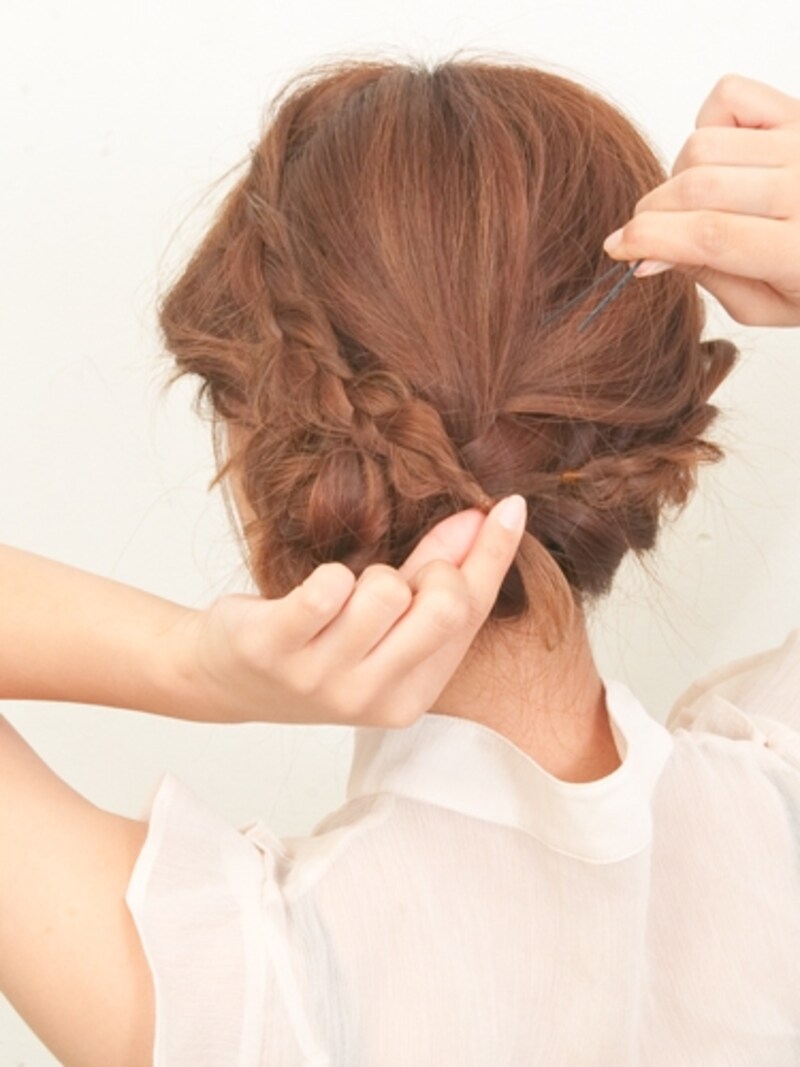 おだんごの根元に向かってピンをさす