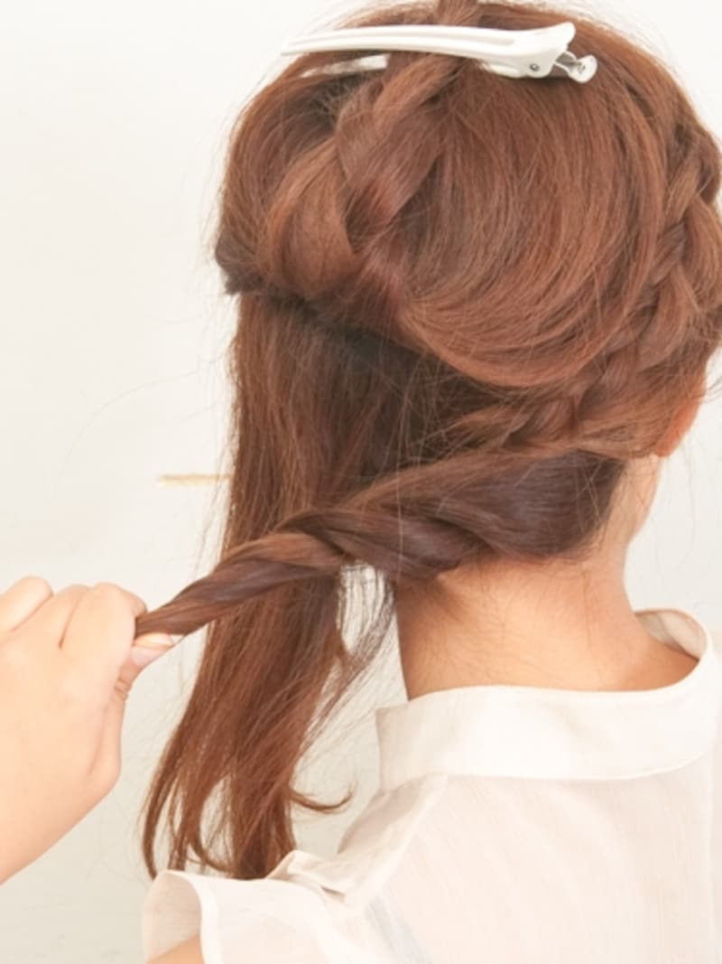 みつあみ部分と重なり編みこみのようにみえる