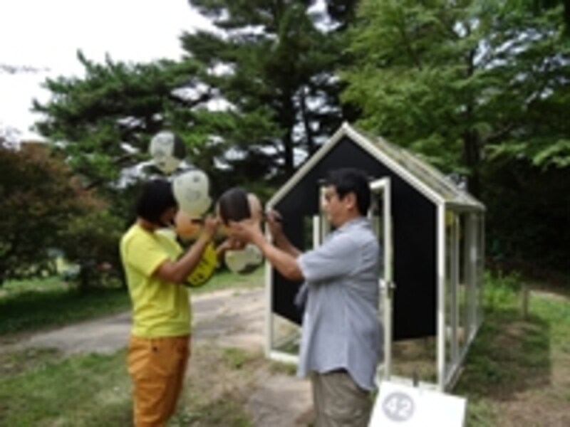 若木くるみ《汗王》。アーティストと一緒にお客さんの顔を描くというもの