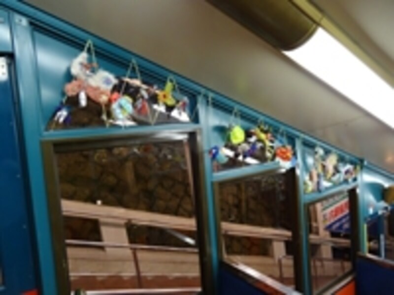 六甲ケーブル車内にある、ひびのこずえ《六甲の山の虫たち》