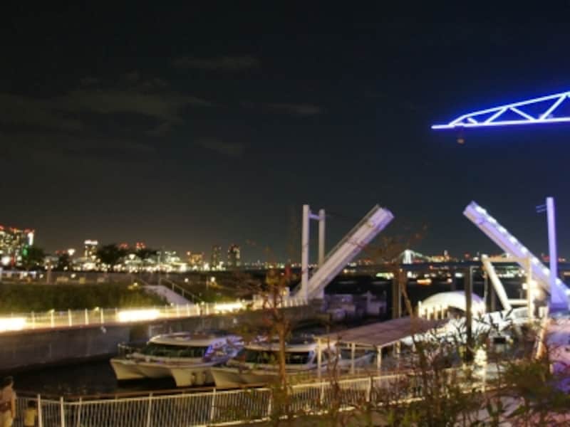 クレーンの下は水上バスの船着き場