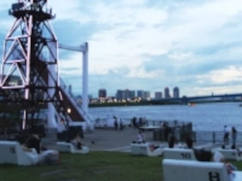 昼間はのんびり本を読んでいる人やお茶をしている人も