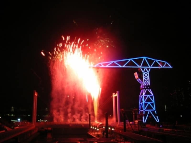 花火とクレーンイルミネーションの競演