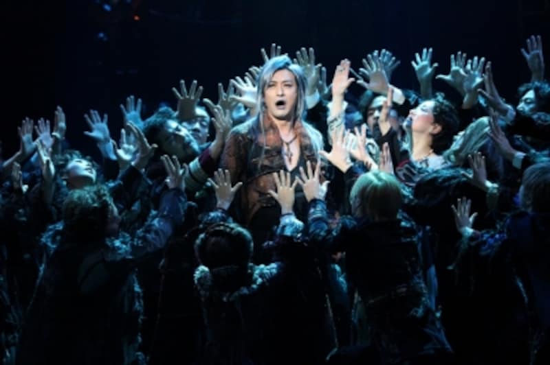 『エリザベート』トート役の石丸さん。写真提供：東宝演劇部