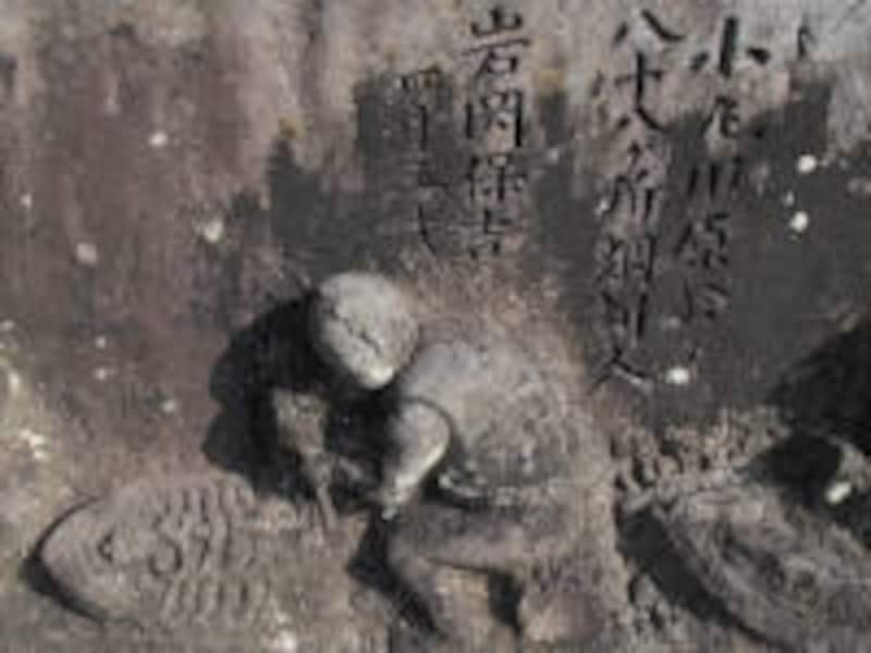 石仏を彫る岩岡保吉さん