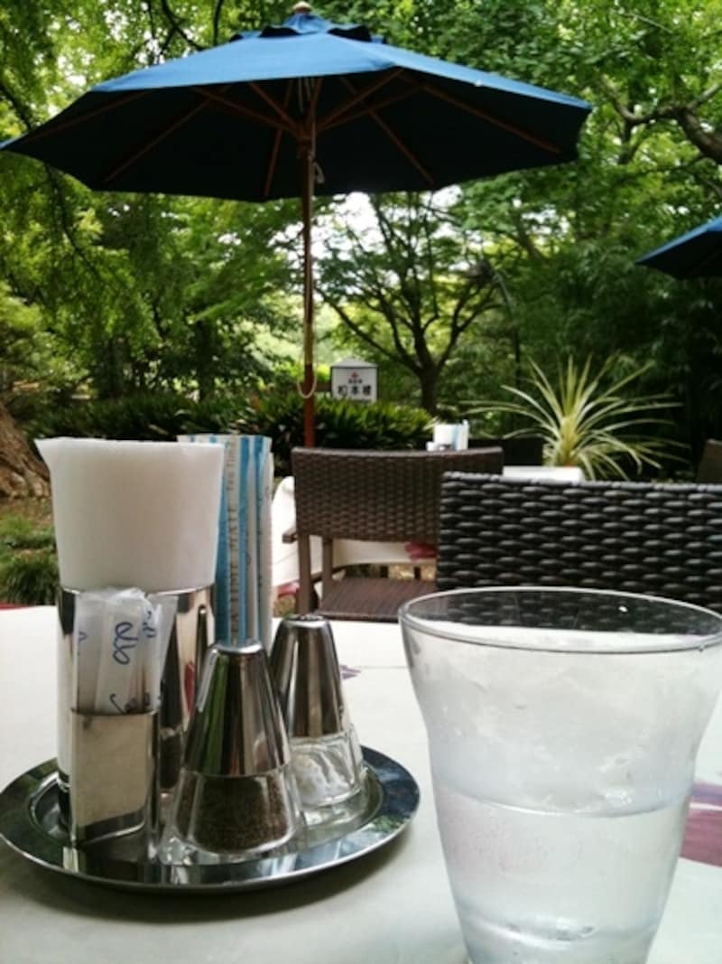 同店のテラス席