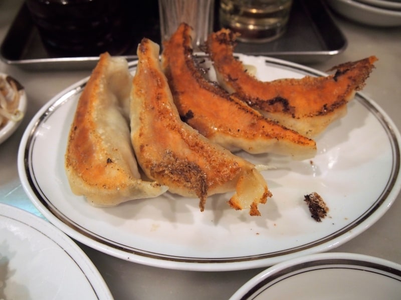 皮がパリッと焼かれ、餡はジューシーだ