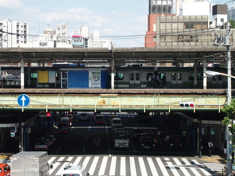 高架された駅のホームに山手線が入ってくるのが見える