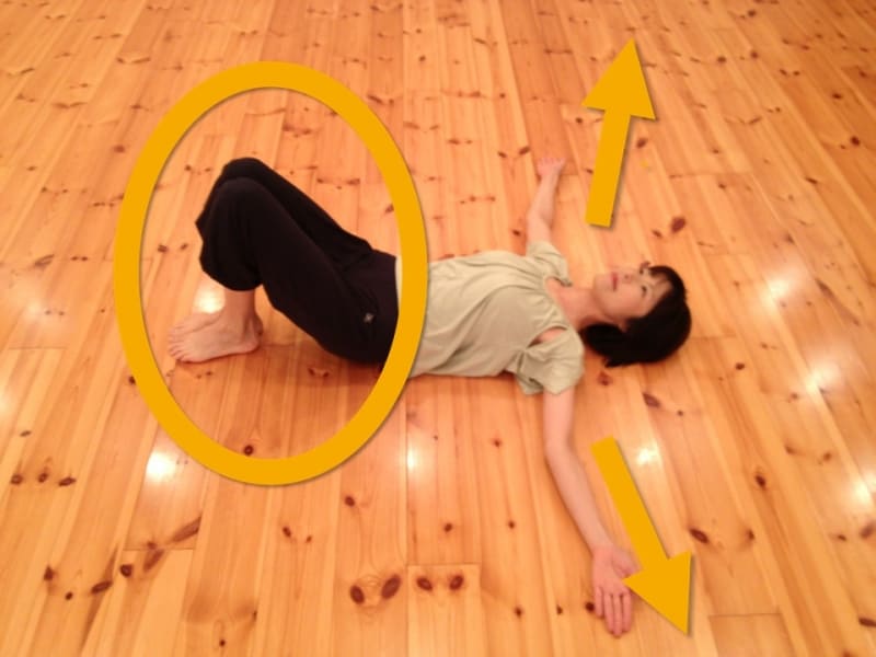 脚を閉じて腕を左右に伸ばします