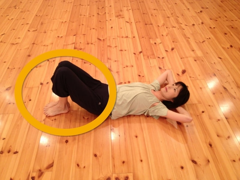 手は組んで頭の下に置きます