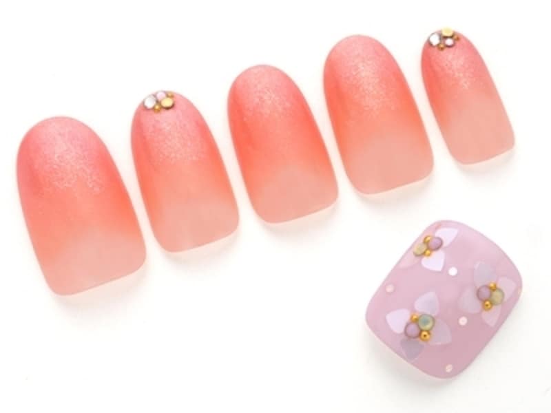 先端の小ぶりのストーンがおしゃれ