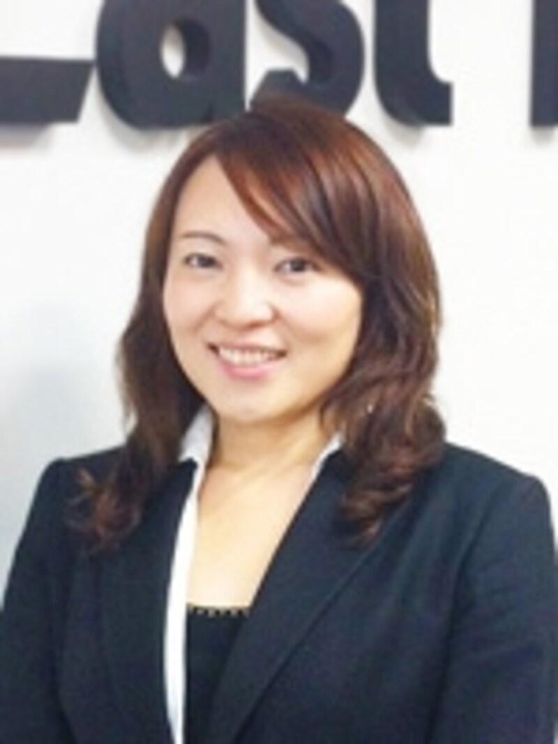留学経験を活かし、キャリアの再構築に成功した国府さん。会社の広告塔としても活躍されている。